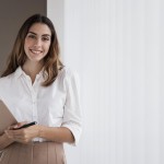 Permalink to Corso di Formazione per Segretaria con uso AI secretary_2_front-view-elegant-businesswoman-holding-clipboard-with-copy-space